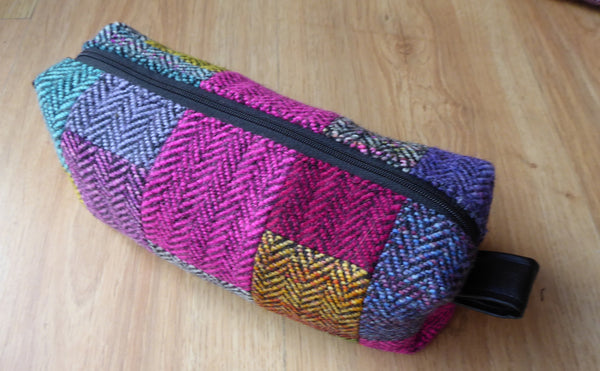 Bolso tipo caja multiusos mediano en tweed de colores brillantes.
