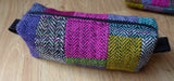 Bolso tipo caja multiusos mediano en tweed de colores brillantes.
