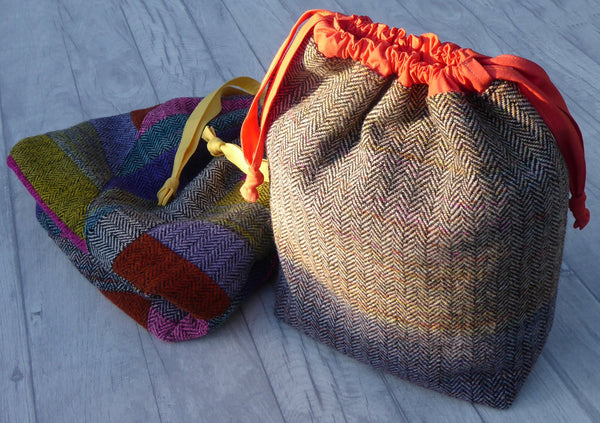 Bolso holgado de tweed en forma de espiga de colores variados con lazo grande.