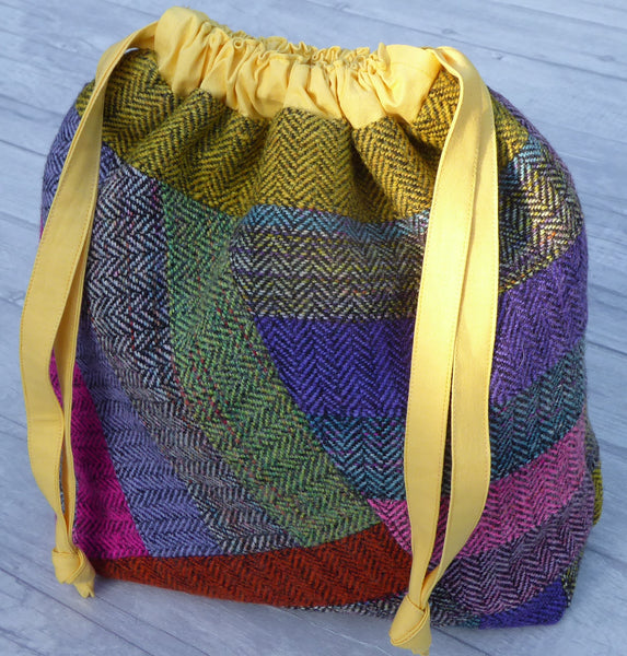 Bolso holgado grande de tweed con patchwork y cierre con cordón.