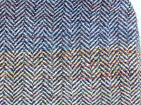 Bolso holgado de tweed en forma de espiga de colores variados con lazo grande.