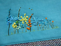 Flores de cinta de seda bordadas a mano con estuche con cremallera de tweed