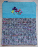Flores de cinta de seda bordadas a mano y estuche / bolsa de tweed tejido a mano