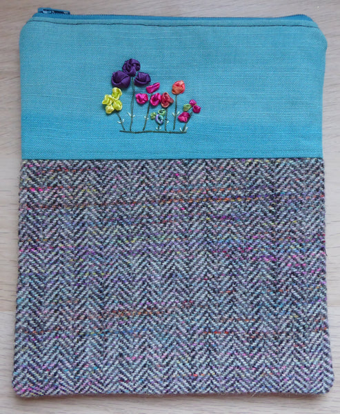 Flores de cinta de seda bordadas a mano y estuche / bolsa de tweed tejido a mano